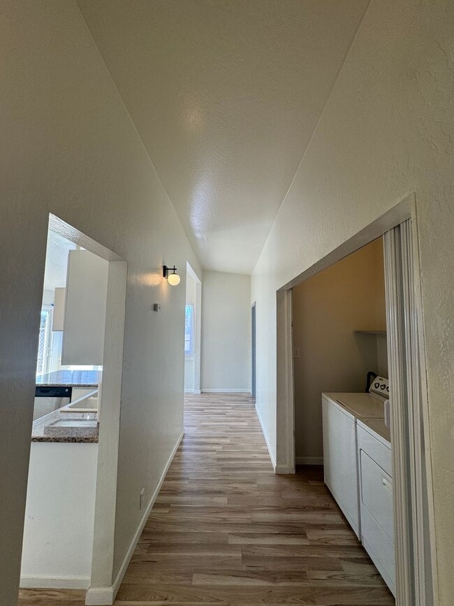 Building Photo - 103 Pueblo Way