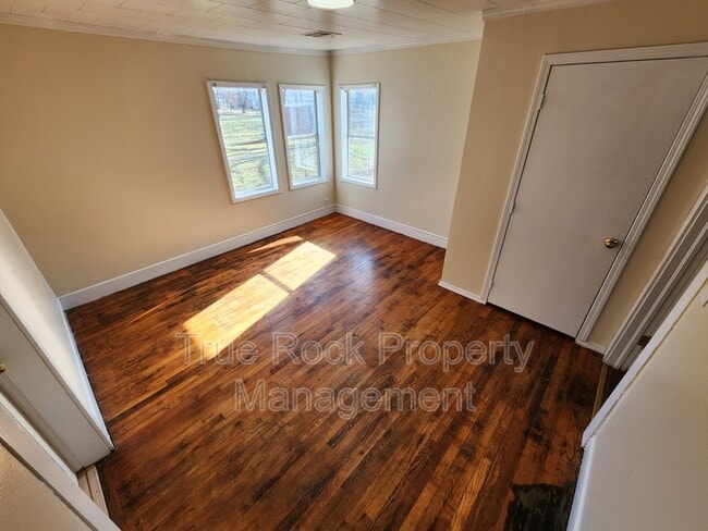 Building Photo - 231 W 4th St