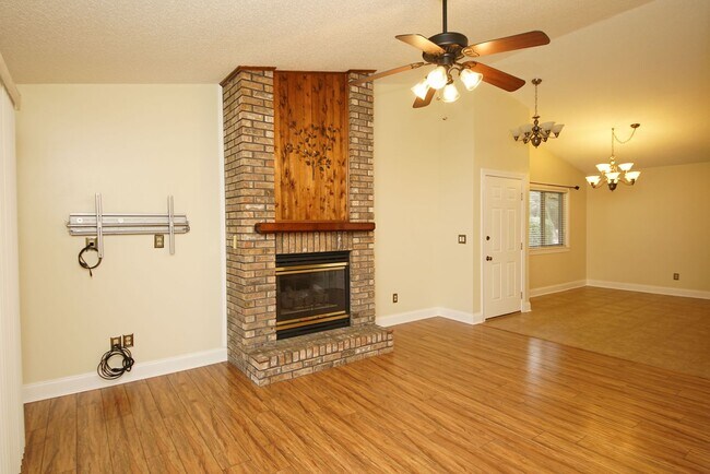 Building Photo - Great 3 Bedroom 2 bath home in Central Nic...