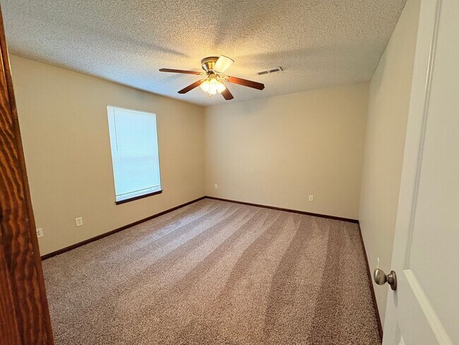 Building Photo - 2 Bed Ranch Style Duplex in Grain Valley.