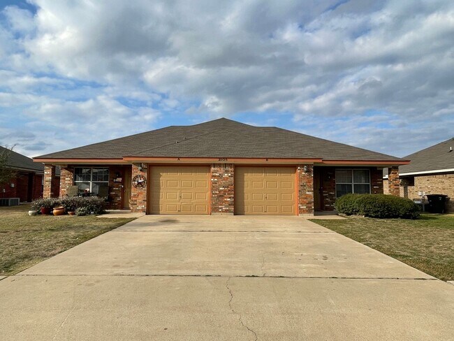 Building Photo - 2105 Schorn Dr