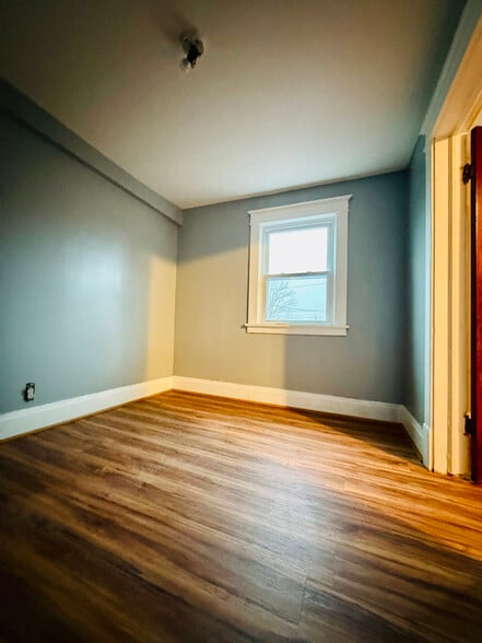 Building Photo - 88 Schutrum St