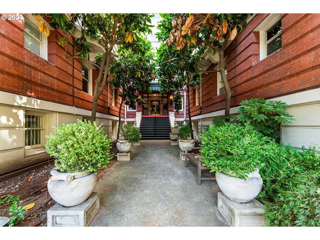 Building Photo - Historic Nob Hill 1Bd/1Ba Condo in NW Port...