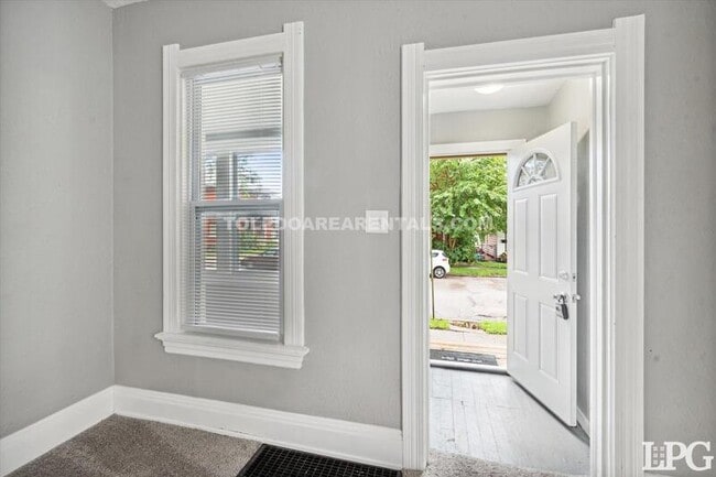 Building Photo - 365 Burger St