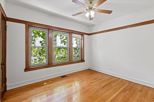 Building Photo - 5 bedroom in Chicago IL 60657