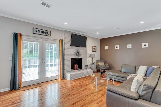 Building Photo - 2418 Bollingbrook Dr SW