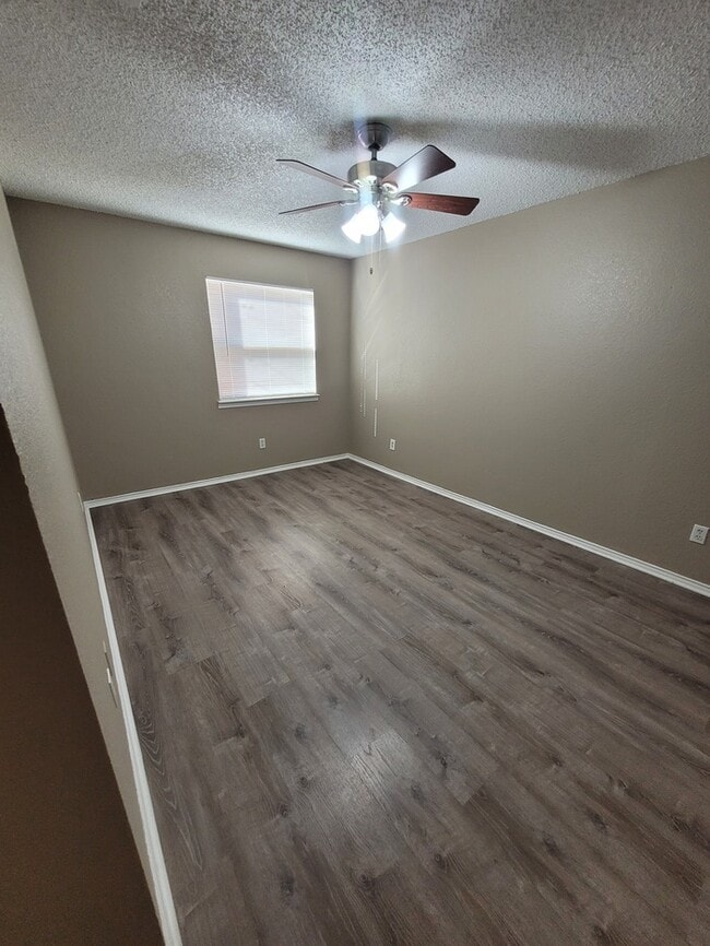 Building Photo - Spacious 3 bed 2 bath townhome!