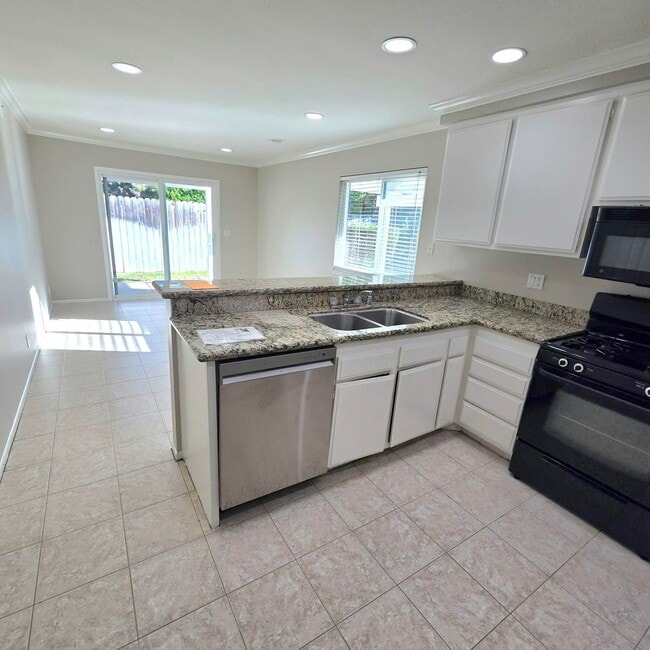 Building Photo - Welcome Home! 4 Bedroom HOUSE available NOW!