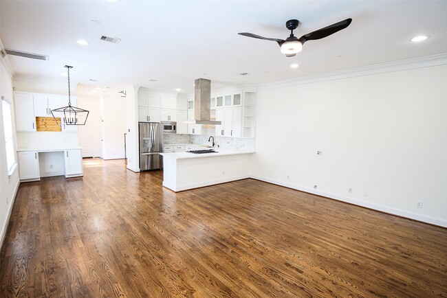 Building Photo - 6116 1/2 Hamman St