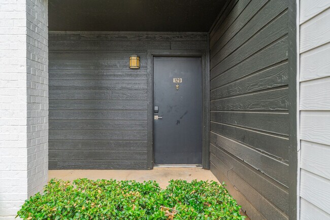 Building Photo - 2525 Thomason Cir