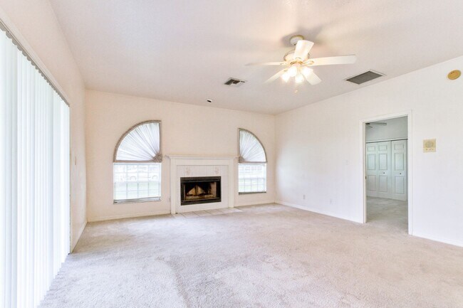 Building Photo - Beautiful Lake front home in West Kissimmee