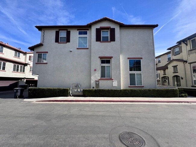 Building Photo - Spacious 3 Bedroom 2.5 Bathroom Condo in t...