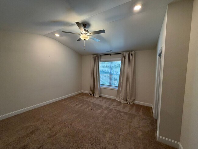 Building Photo - Spacious townhome in Riverwalk