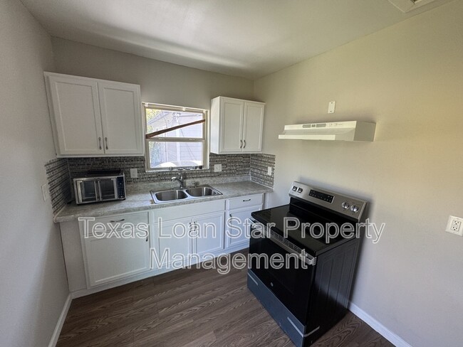 Building Photo - 3231 Holman St