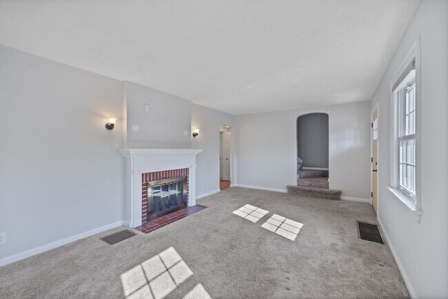 Building Photo - ANDERSON- Charming 4 bedroom 2 bath with f...