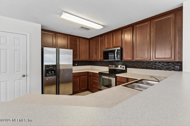 Building Photo - 411 Walnut Dr