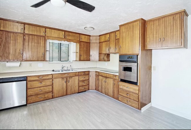 Building Photo - 1625 Walnut Ave