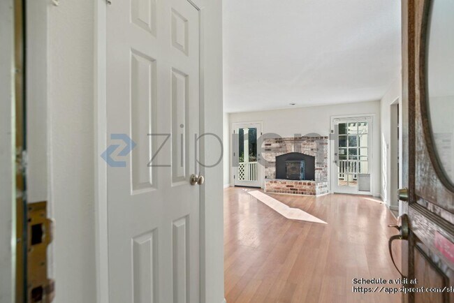 Building Photo - 920 Belmont Way