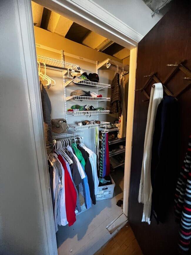 Building Photo - Charming 2 bedroom and 1 bath condo