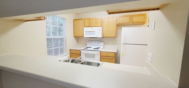 Building Photo - LOVELY NW 3/3 End Unit w/ Washer/Dryer, Open Kitchen w/ Bar, & More! $1450/month Avail June 1st!