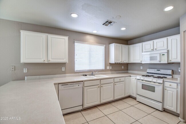 Building Photo - 6660 E Riverdale St