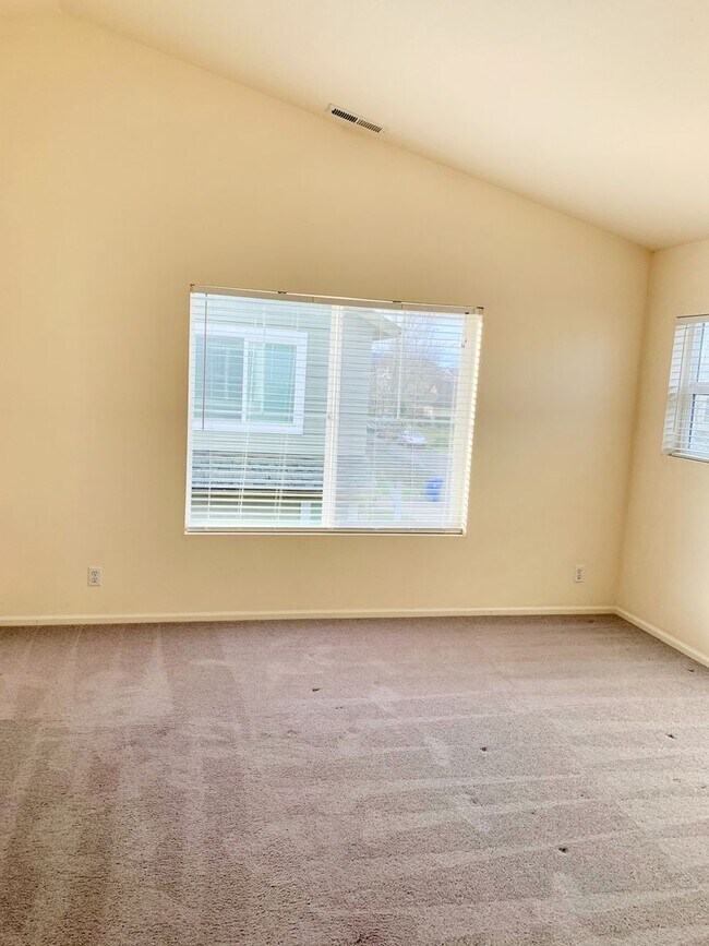 Building Photo - Beautiful 3 bed 2.5 bath Home with 2 car garage