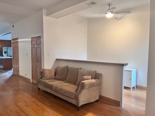 Primary Photo - 549 W Belmont Ave