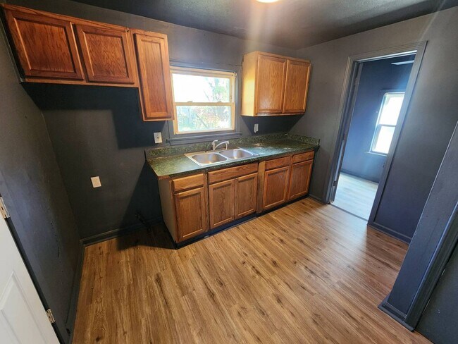 Building Photo - Charming 3-Bedroom Property in Prime Location