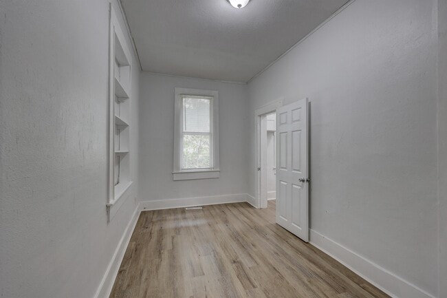 Building Photo - 3016 E 10th St