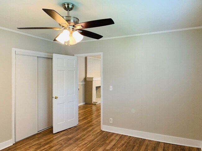 Building Photo - Wow! Grant Park Location! 3 bed, 2 bath, h...