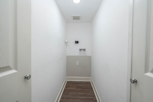 Building Photo - 611 N Pruett St