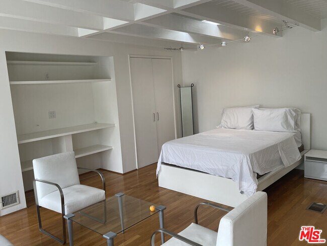 Building Photo - 516 N San Vicente Blvd