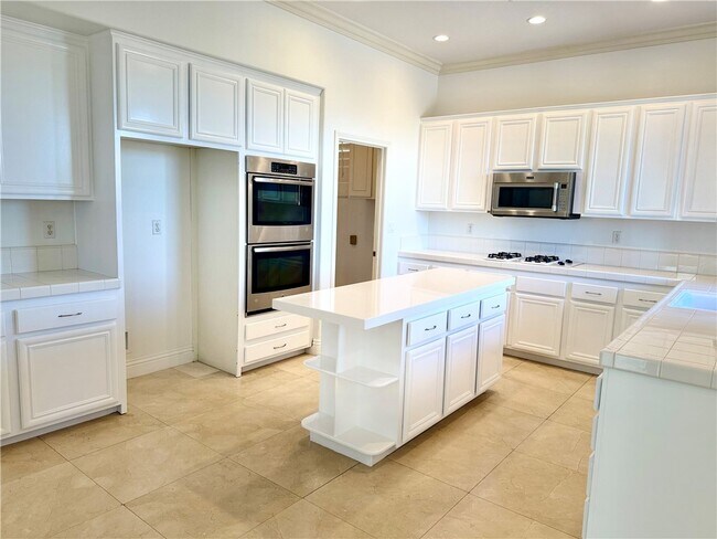 Building Photo - 9 Flintridge Ave