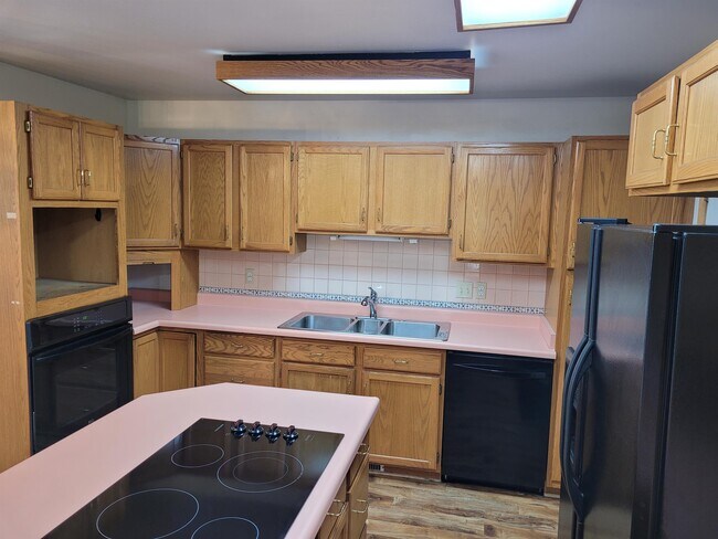 Building Photo - 480 N Limit St