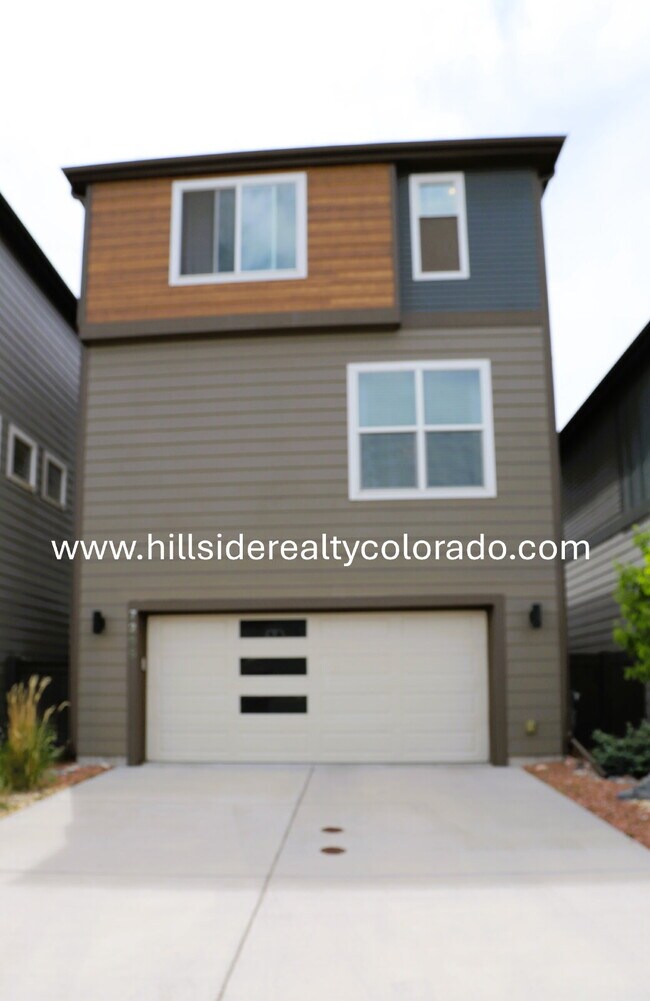 Building Photo - Stunning 3-Story urban style house for rent