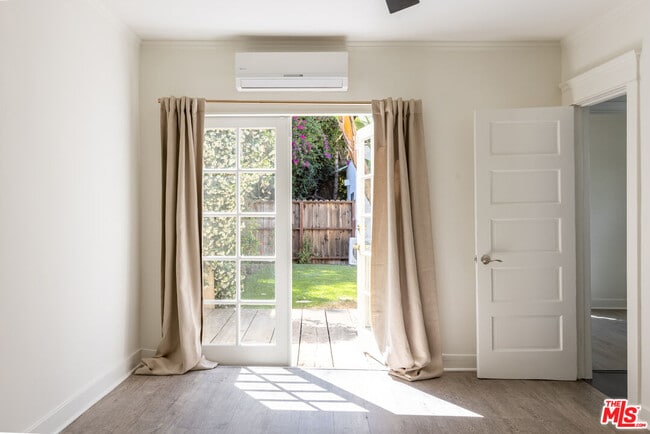 Building Photo - 1553 N Stanley Ave