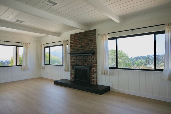 Building Photo - 3Br 2Ba Single Story Available Now!