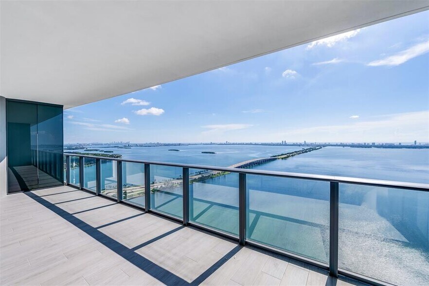 Building Photo - 3131 NE 7th Ave