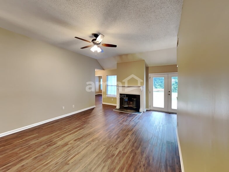 Building Photo - 2027 Waterford Dr