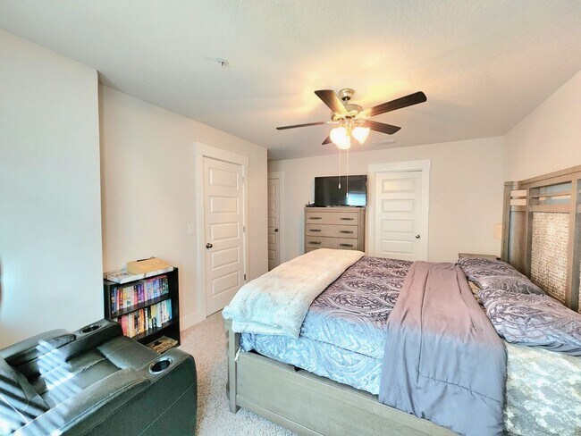 Building Photo - Discover this Stunning 3/2.5 Townhome w/ Pool and Dog Park!
