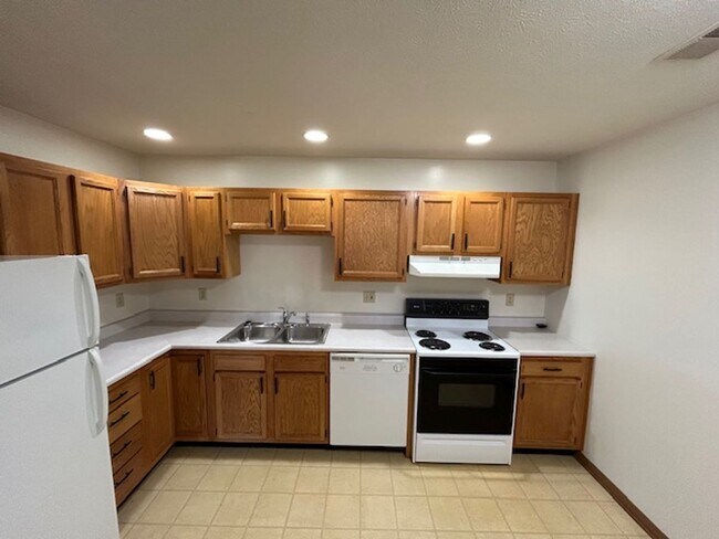 Building Photo - Black Friday Move-in Special! Up to $500 off!