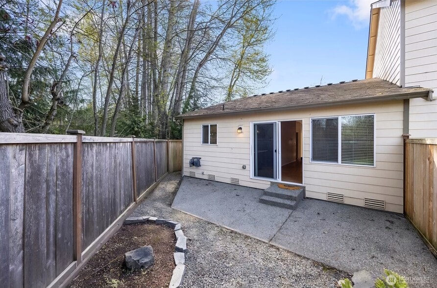 Building Photo - 5631 Acclamation St E