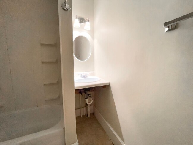 Building Photo - PRELEASING for AUGUST! Close to Campus