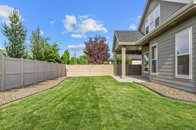 Building Photo - Beautiful split bedroom floorplan in the Sky Mesa Community!