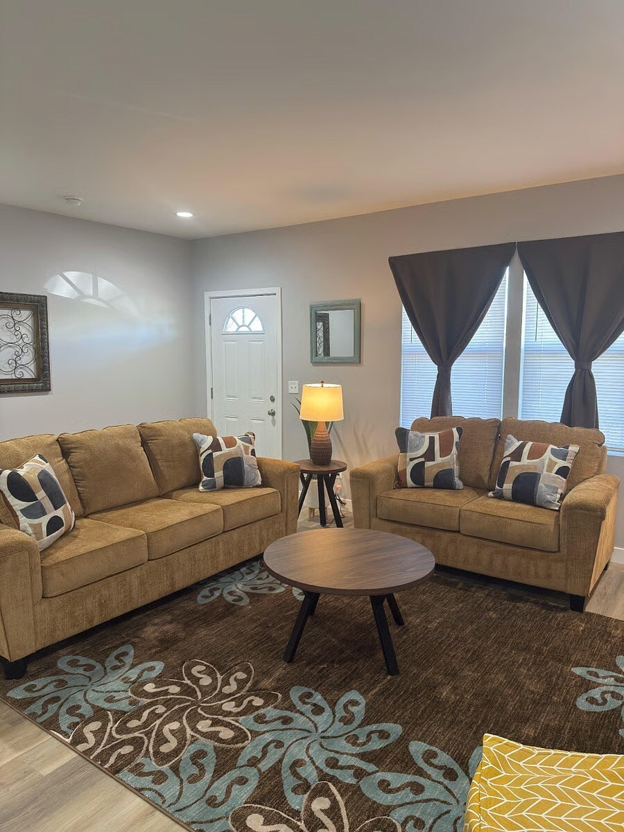 Building Photo - 1137 W 21st St