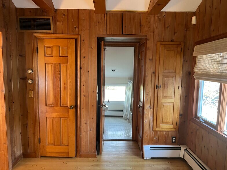 Building Photo - 16 S Beach Rd