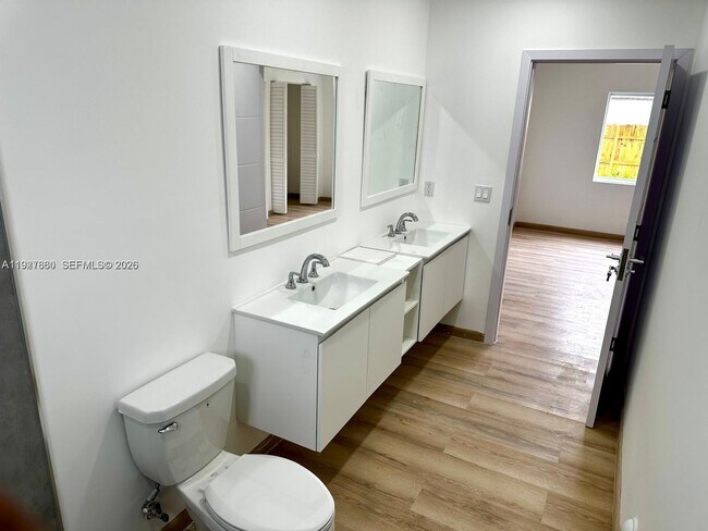 Building Photo - 722 NW 6th Ct