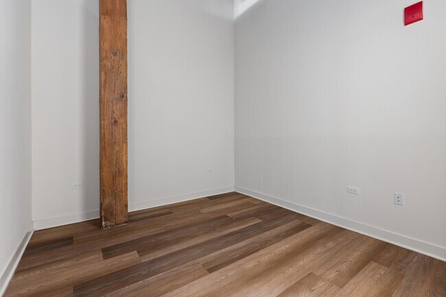 Building Photo - 818 N Wolcott Ave