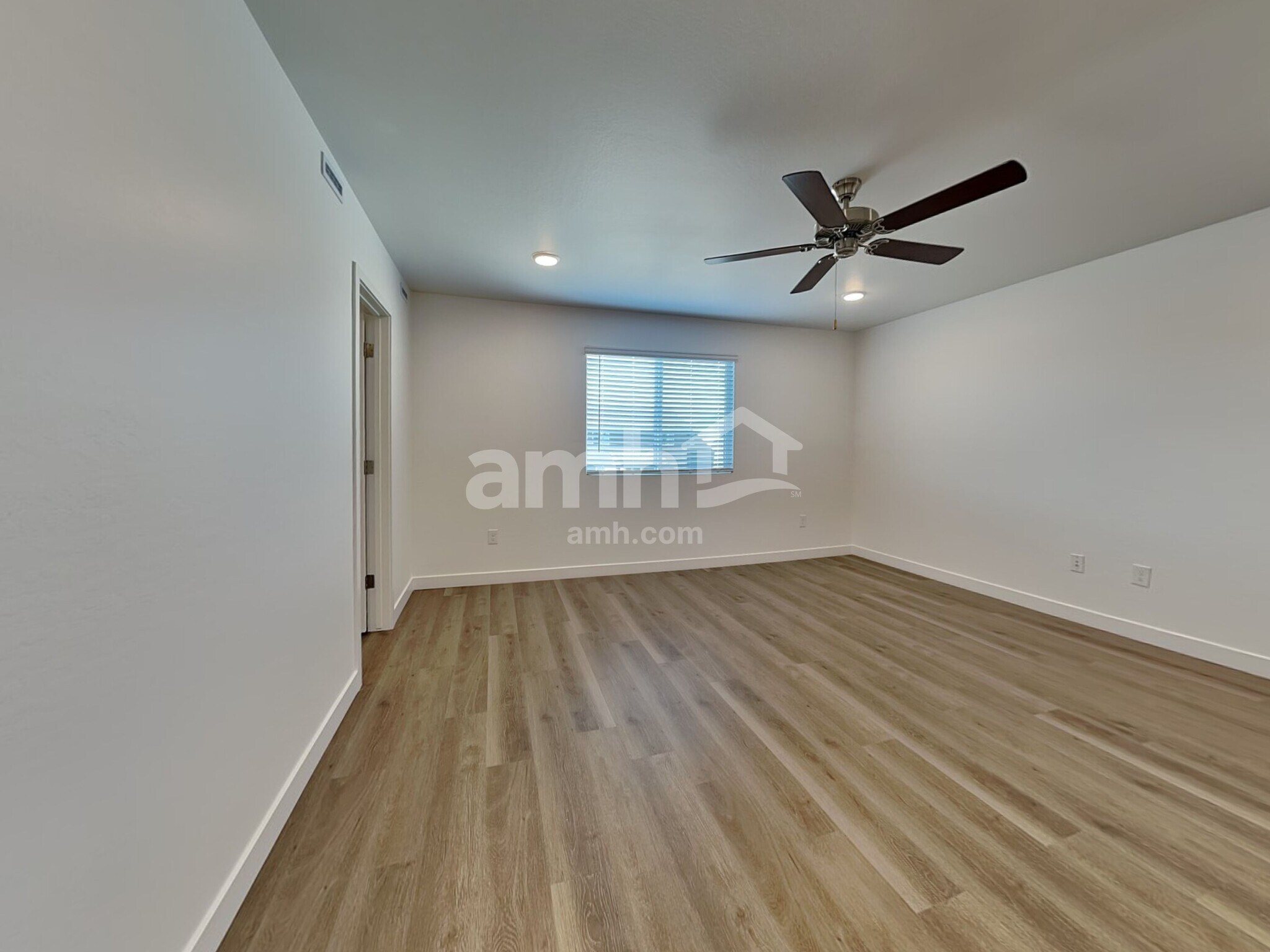 Building Photo - 9744 W Parkway Dr