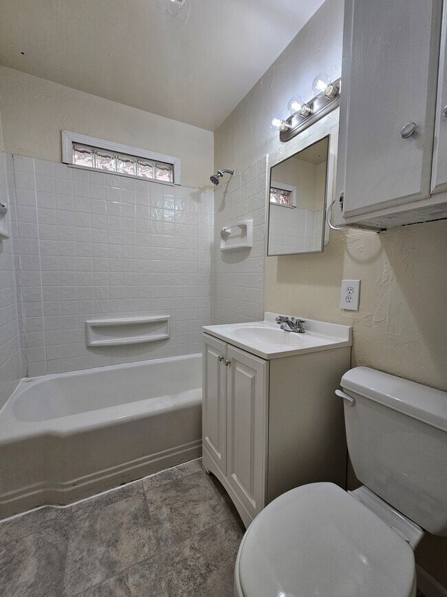 Building Photo - (3) Bed/(1) Bath in Core Norman Avail NOW!